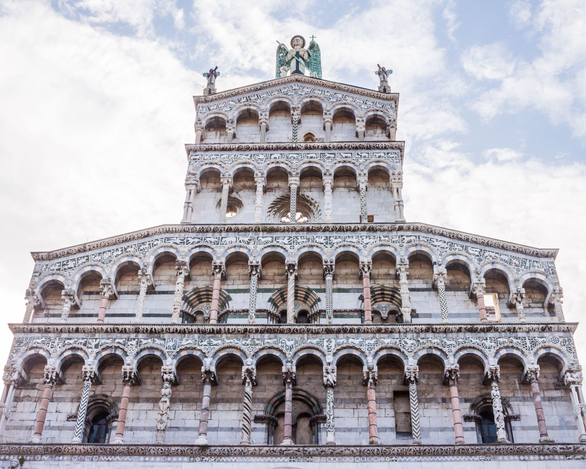 A história e a arte de Carrara, Lucca e Pisa, coração da Toscana