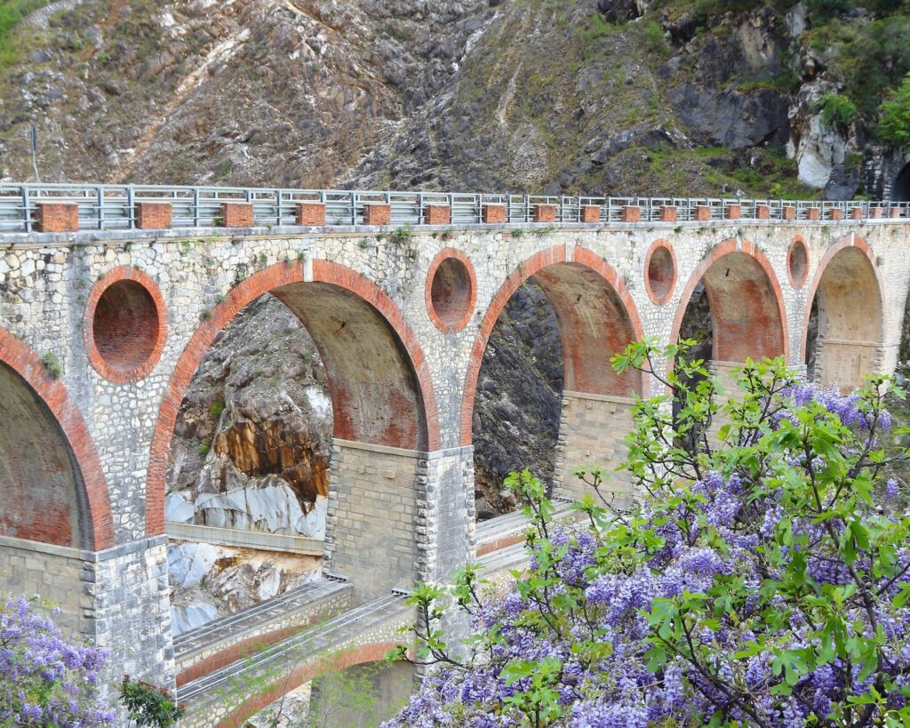 Mosaico, roteiro de 3 dias pelas cidades de Carrara, Lucca e Pisa, região imperdível da Toscana